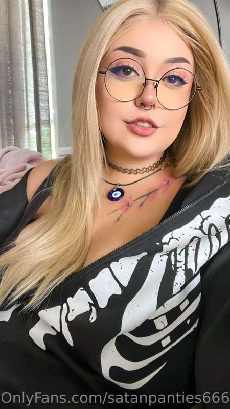 I love being blonde (even if its just my gross old blonde wi..