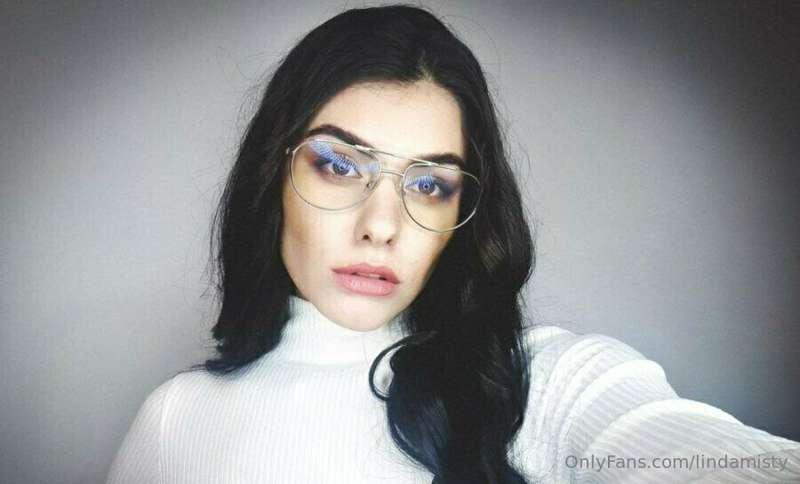 Strict look and glasses? do you like it?😈