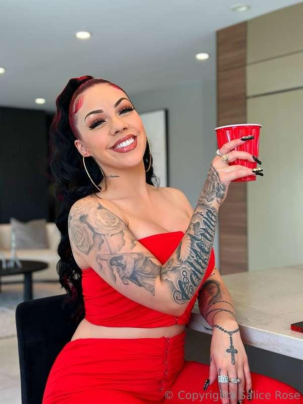 WHO WANTS TO CHAT!?!?!😈😈😈 I’M IN THE DMS ALL DAY READY FOR Y..
