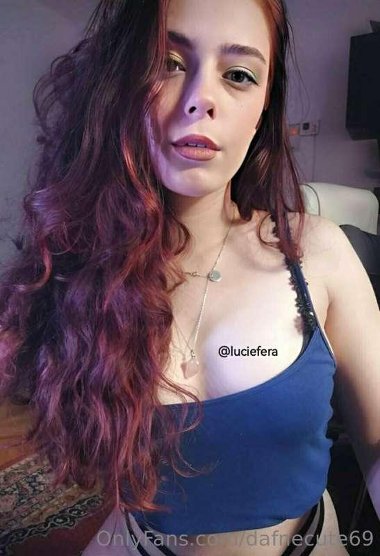 💋 I'm a shy student girl with red hair and blue eyes. I'd li..