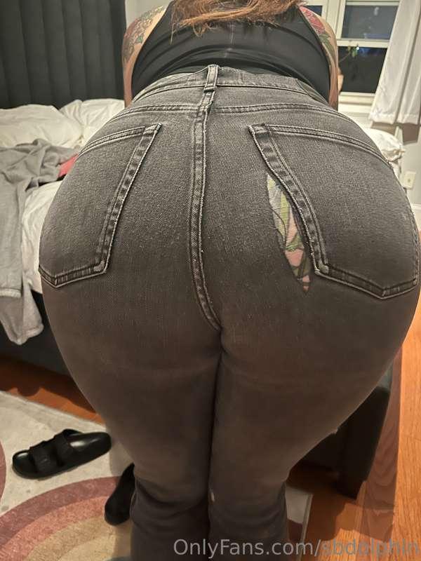 My butt has gotten so big I ripped my jeans 😩😩