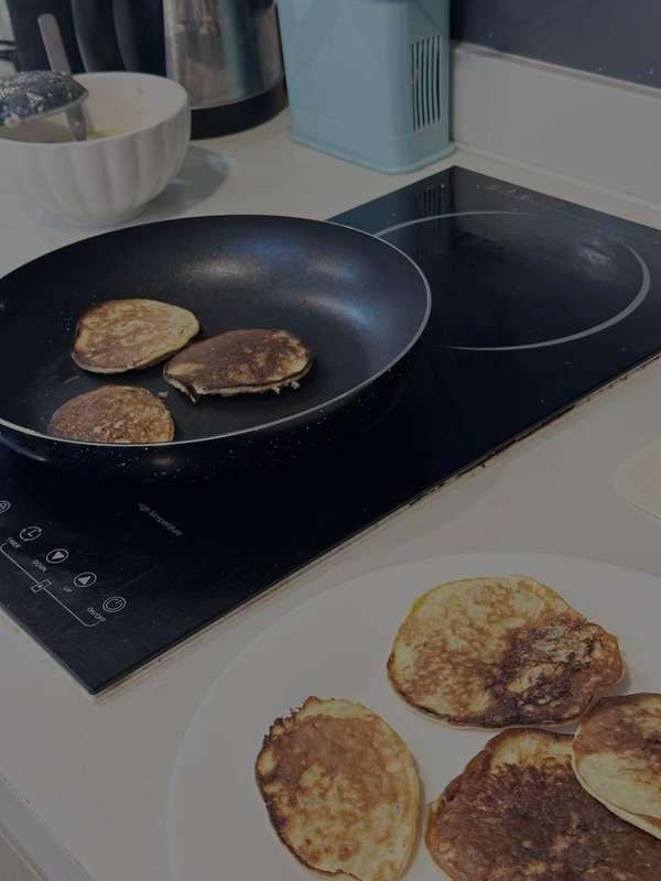 Preparing banana pancakes for breakfast at 10 pm.
Wanna try? :3

#fyp #gfe #girlnextdoor #video #tiktok #cooking