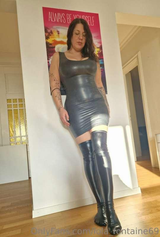 My first real latex dress ever and I am in love!!😍 Need to b..