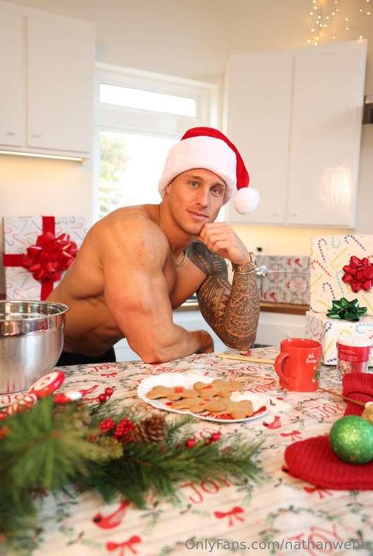 Who wants me under their tree this Christmas? 🎅🏻 