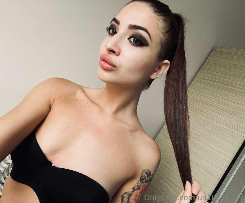 I want to suckk your dick🍆👋🏻