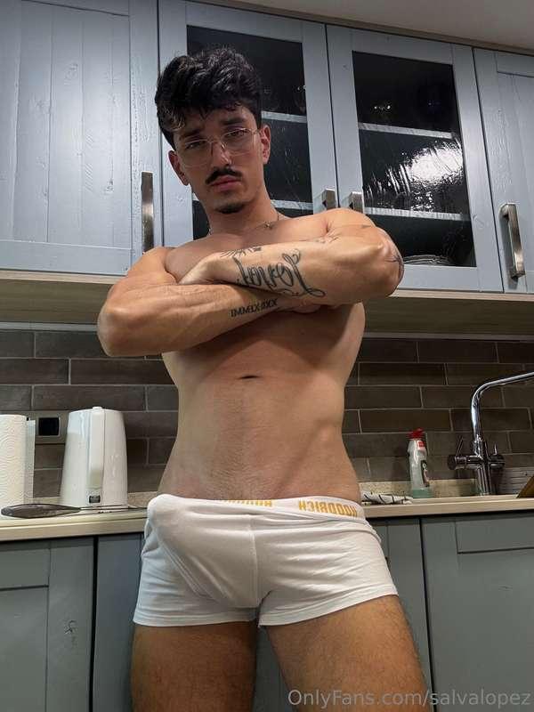 Good morning, just me in the kitchen with a boner😛