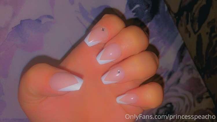 I want to go get my nails done sooo bad 💅 they look so good ..