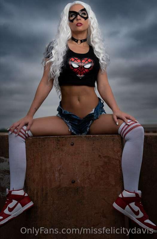 Sent a special cosplay freebie to my babes with their renew ..