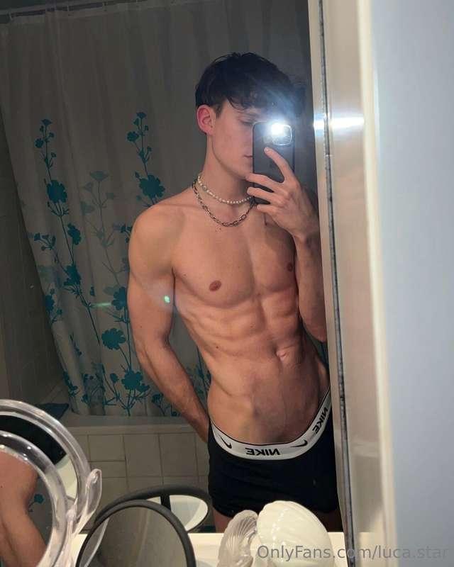 Just me, my reflection… and the thought of you right here😈💦