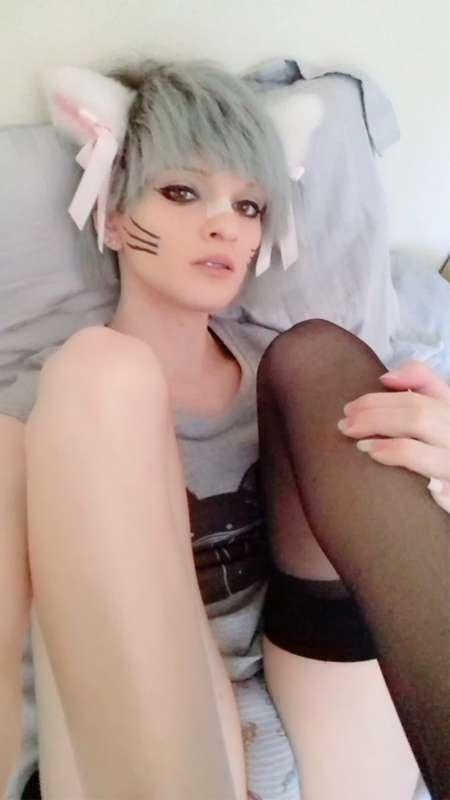 Neko trappy takes off socks u3u [+extra pics]