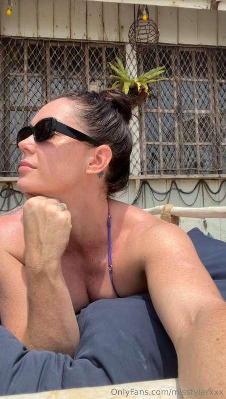 wanna rub sunscreen all over my back? 😘