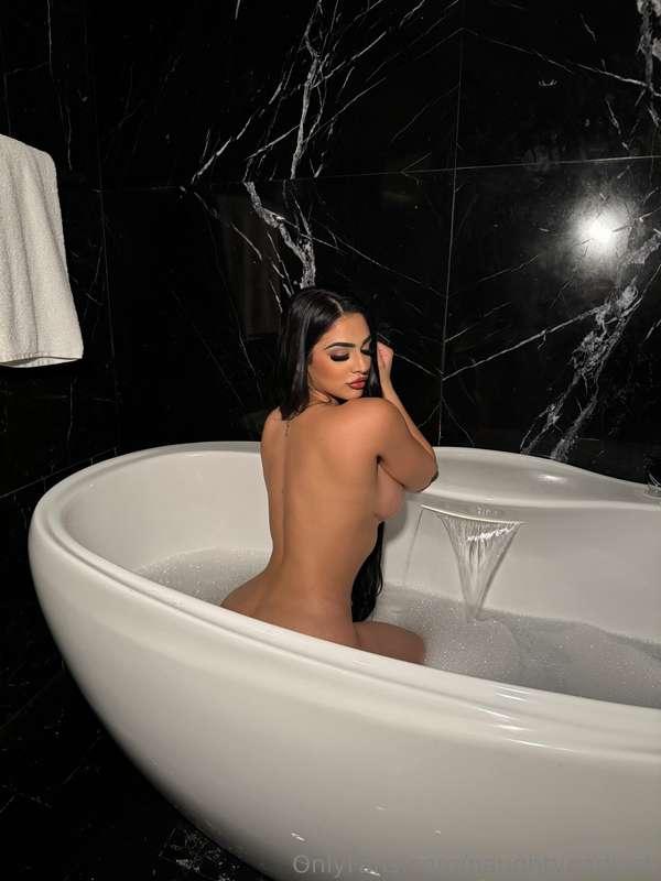 Hot girl alert 🚨 Who’s staring?