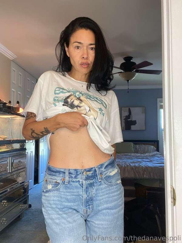 Just jeans and a tee… but you’re still staring, aren’t you?😘