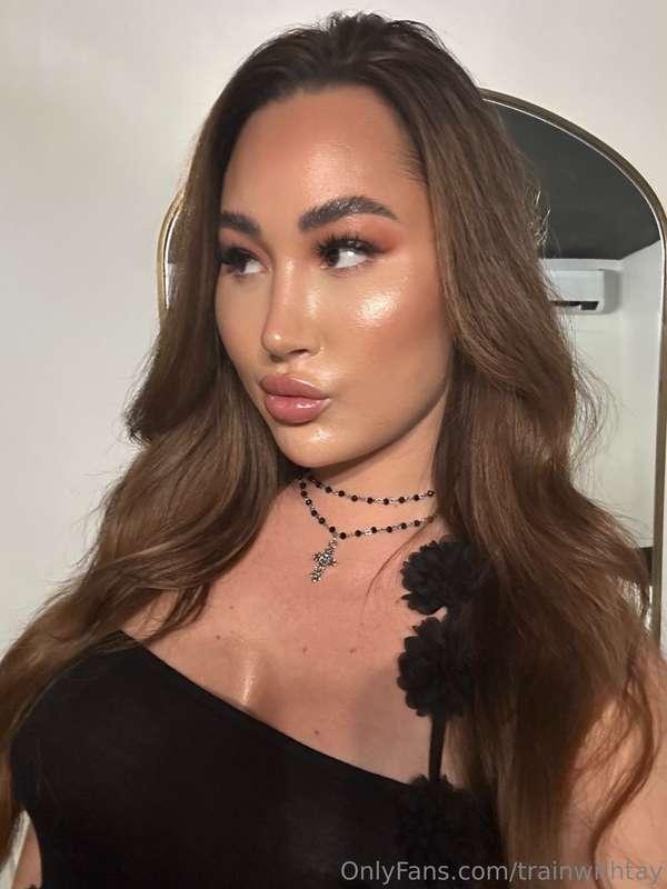 Try not to get distracted by the glow… or do 😘