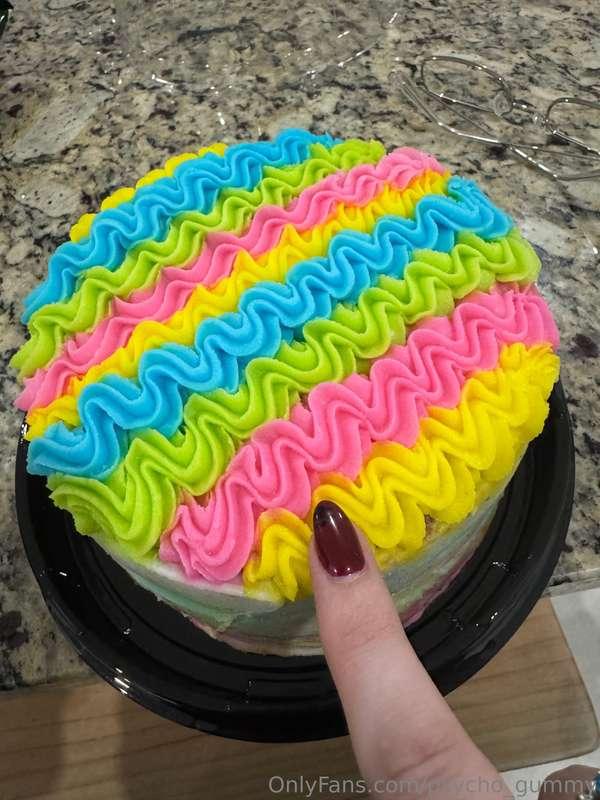Should I park my ass on this cake for fun? 🤭😏 🎂