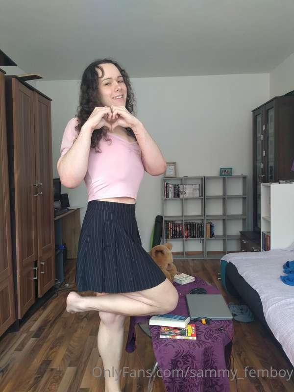 Sending some Femboy nonsense to help your week start a littl..