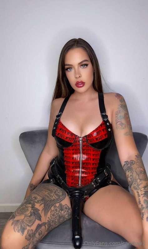 #ad MISTRESS QUEEN 😈 https://onlyfans.com/veronicainked/c185
