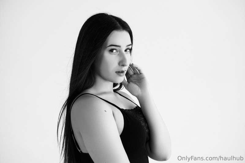 Black and white never gets old❕ Colors are always fun, thoug..