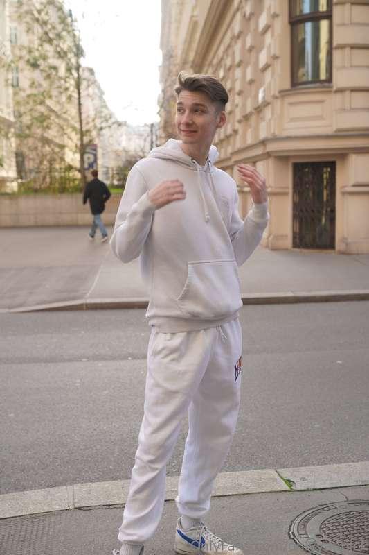 Das bin ich, Yannick (18) und hier kannst du mich nackt sehe..