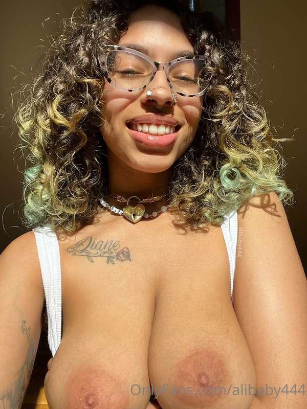 5 pics 🌞 some sunny titty selfies! don’t u love how the sun ..