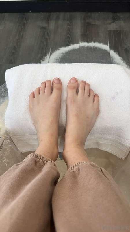 Ofcourse the feet need a pedicure before I go to Hawaii 🤭