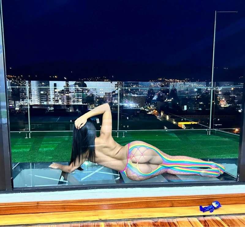 Una noche, vino, buena compañía y sexo duro 🥵😈💦