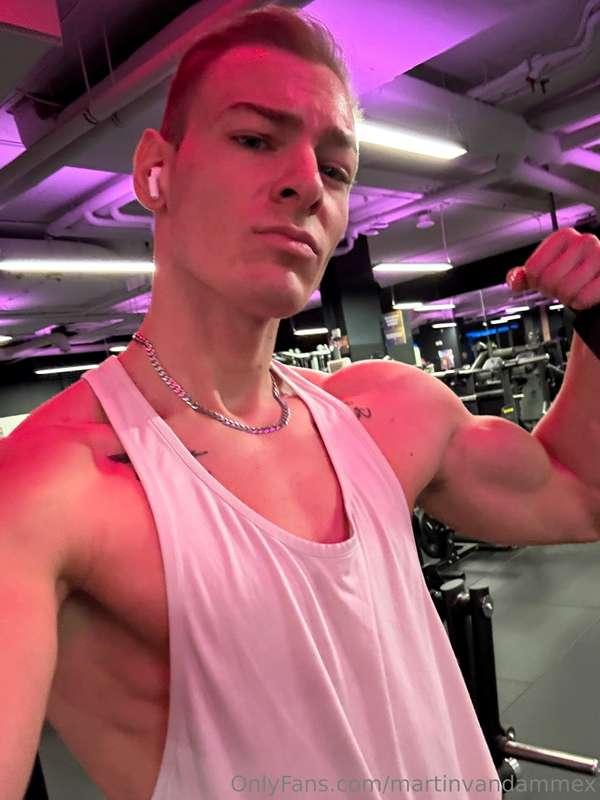 quick selfie and flex in gym