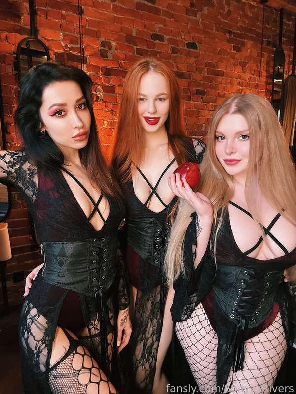 Three different looks, three dangerous ways to make your pulse race. Who’s going to sink their teeth in first – me, @Alexislust , or @shamelessvibe ?
?
#curvy #gothic #lesbian #bigboobs #fishnet #pantyhose #girlnextdoor #fyp #threesome