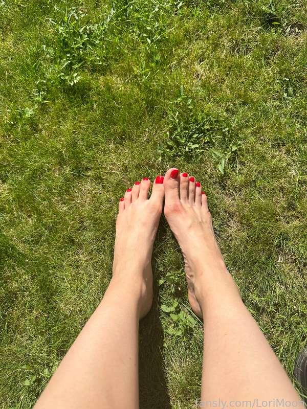 proud to show my cutest nails
who is ready to spoil me for my next pedi?





#feet #feetfetish #public #outdoor #natural #toes #feetworship #mistress #goddess #goon