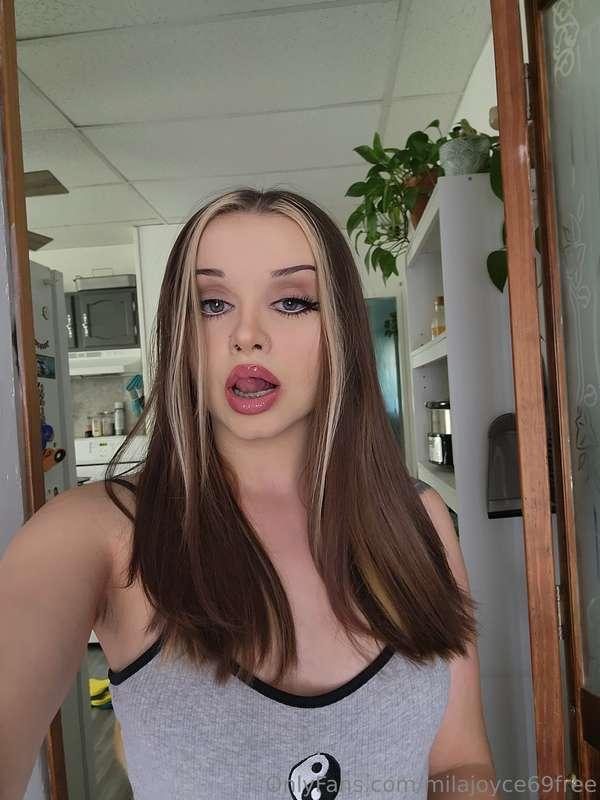 Hey I'm rlly sexy and post lots of porn and nudes on my VIP ..
