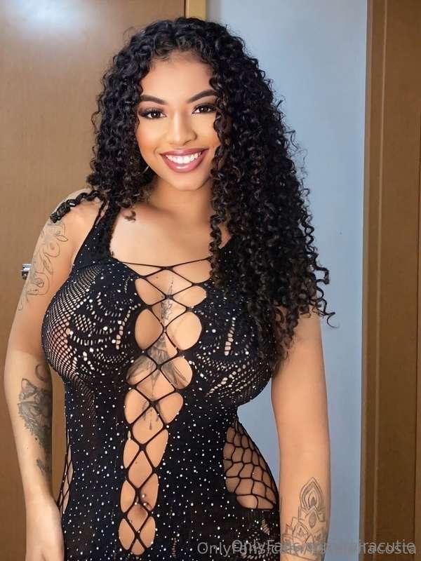 TAN AND HOT CURLY GIRL @itsselenacosta 🤩❤️YOU'LL CUM OVER AN..