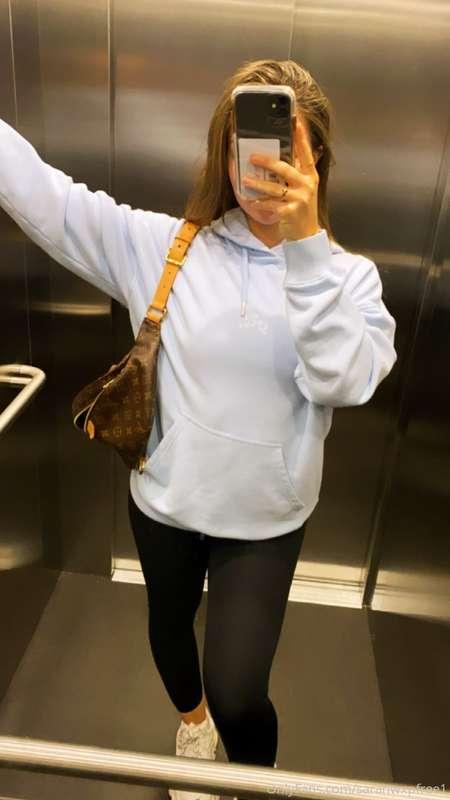 Head to @sarahwxpfree to seee me flash in the lift 🥺