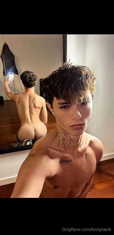 peachy butt selfie 🍑