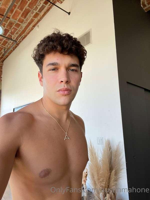 how’s the weekend going? come chat with me 😈