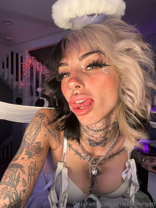 an angel who’s ready to make you
fall to your knees 
🤍