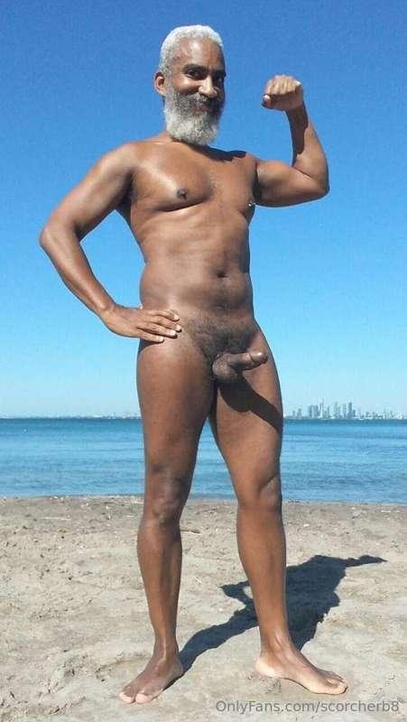 Flex Friday!  #beard #musculardaddy #gay #feet #gaycruising ..