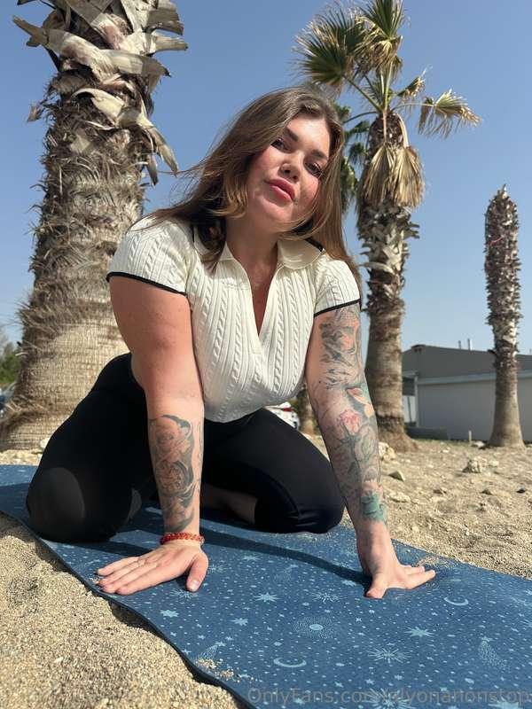 🌴Yoga by the sea is simply inspiring and fills me with a spe..