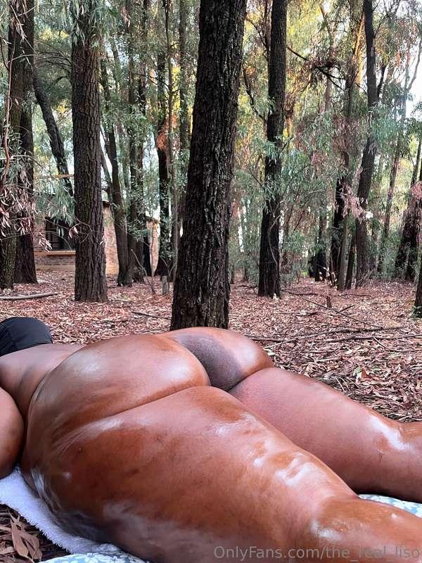 introducing GOLDIE LOXLISO's BIG AFRICAN BOOTIES!I go around..
