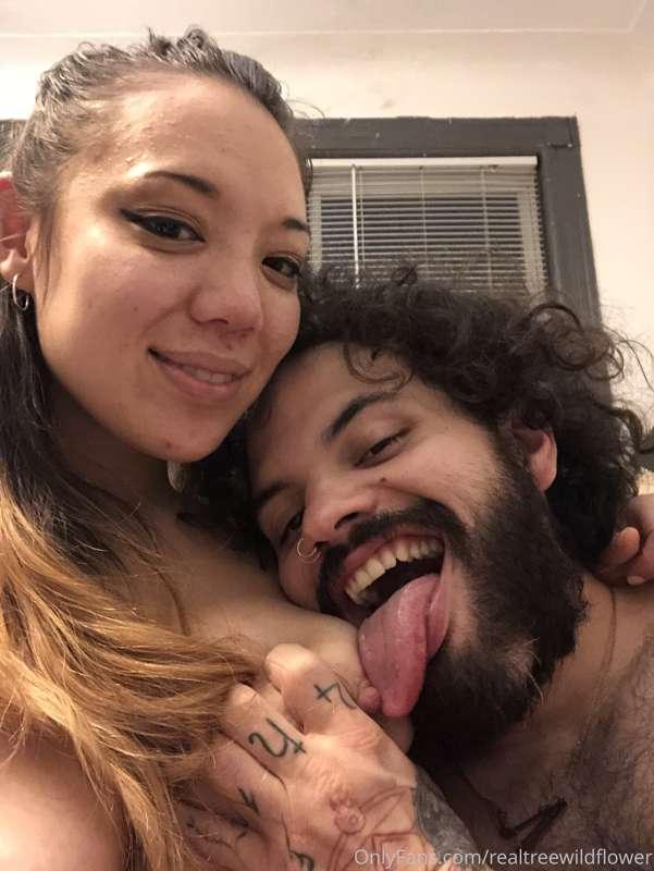 We’re going liiiiiiiive on Chaturbate!! Check out me and @ze..