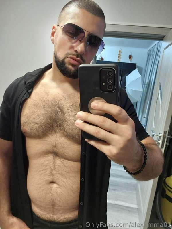 Oh yes , worship my hairy chest🤩