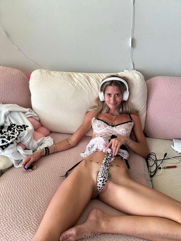 Need this pussy stretched now b