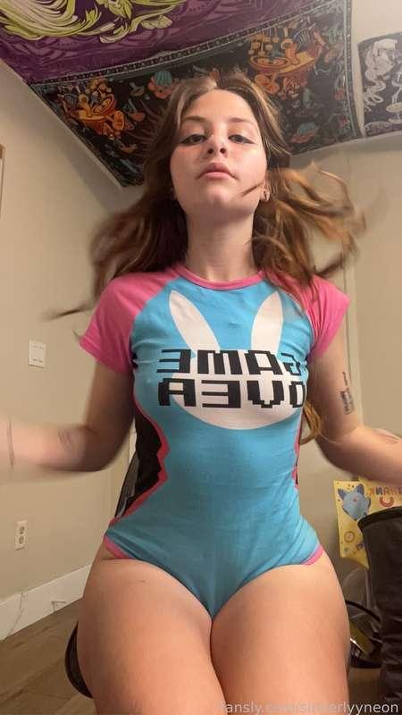 Mini D.VA #cosplay with #pussy play and #dildo #suck !!
I want to do a big photo set with the props I’m getting :)