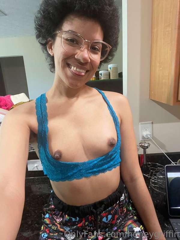 Yes, I’m a kitchen counter sitter lol