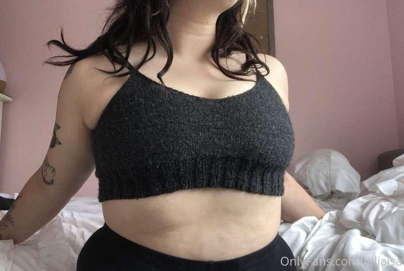 showing off my little bralette again 🖤 lots of hot content i..