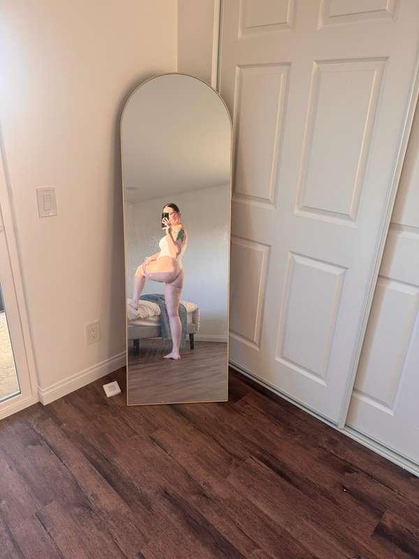 Showing off my mom bod 😘
