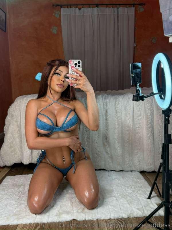 Do you like the way i look at you?😉