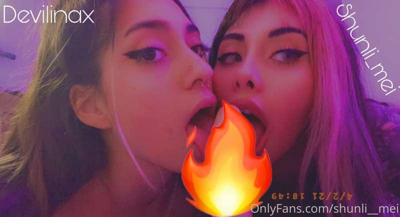 Nuevo VIDEO chupando un dildo con mi amiga 💦 + FOTOS 🔥🙊😍😏❤️
..