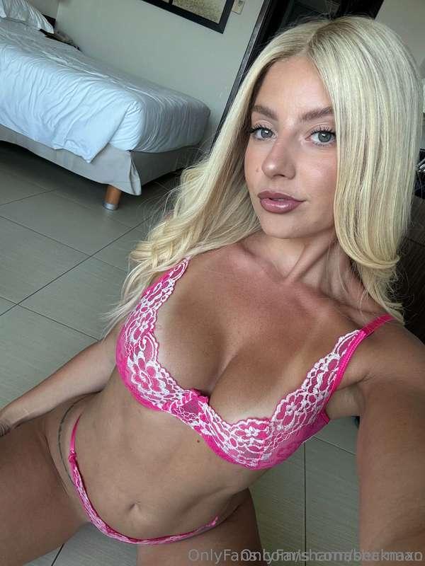 Can you just focus on me and let's forget everything else? 🤭