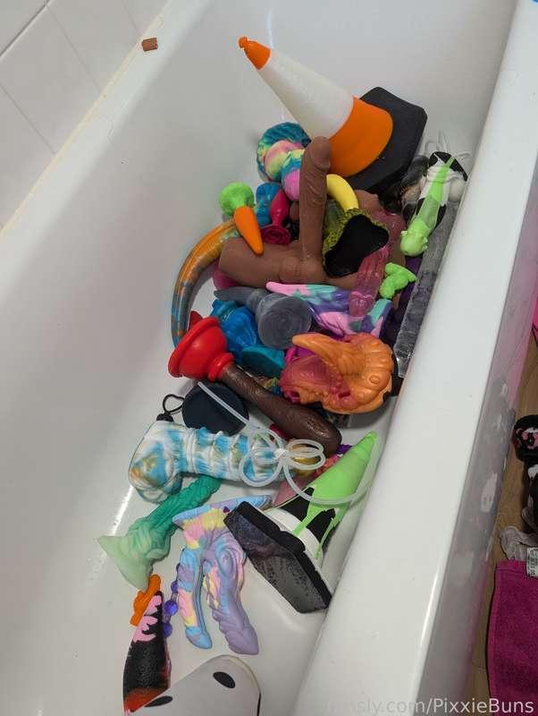 Is this too many dildos, be honest 

#toys #dildos #baddragon #sizequeen #hugetoy  #hugedildo #fantasytoy 
