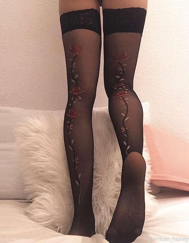 Yayy my new stockings arrived today, what do you think? 😌👣😇
..